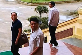 Người đàn ông túm cổ áo, tát cán bộ ngay tại tòa