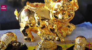 Tượng heo mạ vàng Phúc Lộc Thọ giá 'cắt cổ' vẫn hút khách Tết Kỷ Hợi