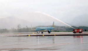 Chuyến bay đầu tiên hạ cánh xuống Sân bay quốc tế Vân Đồn trong ngày khai trương