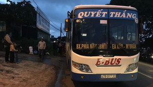 Vừa bước xuống xe, bé trai 5 tuổi bị xe buýt cán chết thương tâm