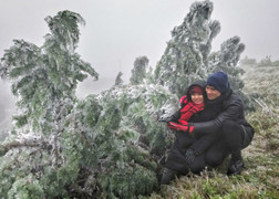 Mẫu Sơn lạnh dưới 0°C, du khách thích thú chụp ảnh với băng