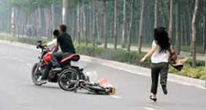 Video: Chị em 'giáp lá cà' hạ gục đám cướp kịch tính như phim hành động