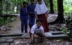 Video: Rưng rưng cảnh cậu bé khuyết tật 8 tuổi bò 3 km đường núi tới lớp học