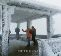 Du khách nườm nượp kéo về đỉnh Mẫu Sơn ngắm băng giá