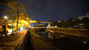 Công nhân dầm mình trong nước lạnh cắt da, trắng đêm hút bùn sông Tô Lịch