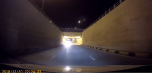 Xe máy bật pha, phóng ngược chiều trong hầm chui ở Hà Nội