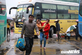 Video: Người dân co ro trở lại Hà Nội sau kỳ nghỉ lễ