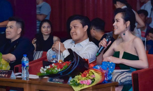 Làm giám khảo cùng Hồ Trung Dũng, học trò Đàm Vĩnh Hưng diện trang phục gợi cảm hút ánh nhìn