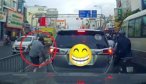 Clip: Ngồi trong ô tô xả rác ra phố Sài Gòn và cái kết không ngờ