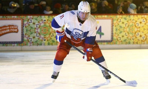 Video: Tổng thống Putin chơi khúc côn cầu trên băng như VĐV chuyên nghiệp