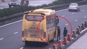 Video: Hàng loạt xe khách trốn camera ngang nhiên bắt khách trên cao tốc Pháp Vân - Cầu Giẽ