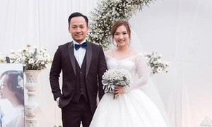 Tiến Đạt khoe ảnh hôn lễ với vợ hot girl tại Bình Thuận