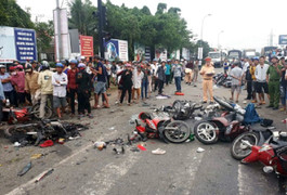 Xe container tông 20 xe máy dừng đèn đỏ ở Long An: 3 người chết, 17 người bị thương