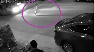 Clip: Cậu bé thoát 'án tử' khó tin ngay trước mũi xe ô tô