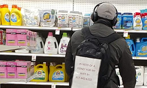 Chồng đeo bảng đi khắp nơi tìm người hiến thận cho vợ