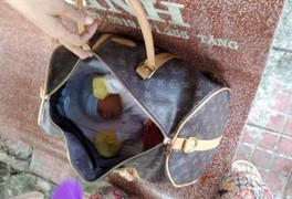 Bé gái còn nguyên dây rốn bị bỏ rơi trên ghế đá ven đường ở Cà Mau