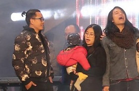 Thí sinh bồng con 9 tháng tuổi, hát 'Người đàn bà hóa đá' của Bức Tường