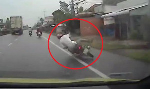 Clip: Xe máy đột ngột đổ gục ra đường, suýt chết dưới gầm ô tô
