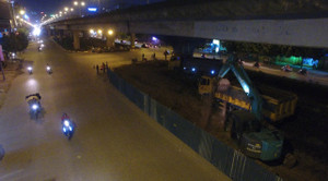 Video: Công nhân trắng đêm xén 8 km dải phân cách vành đai 3 ở Hà Nội