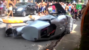 Clip: Đi bộ trên phố cũng bị trực thăng đè chết