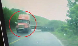 Clip: Container drift 'khét lẹt' và cái kết như phim hành động ở Quảng Ninh