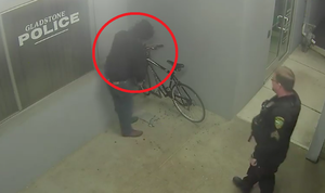 Clip: Mò vào đồn cảnh sát ăn trộm, đạo chích ngớ ngẩn lĩnh trái đắng