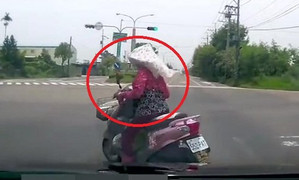 Clip: Cú tạt đầu thần thánh của nữ 'ninja' khiến dân mạng cười đau ruột