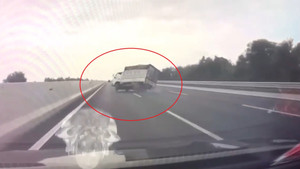 Clip: Xe tải chao đảo trước khi lật nhào trên cao tốc Hà Nội - Hải Phòng