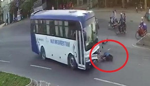 Clip: Xe máy sang đường ẩu, bị xe khách đâm tại ngã ba tử thần ở Bình Thuận