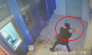 Clip: Bị nuốt thẻ, gã say điên tiết đập nát 4 cây ATM