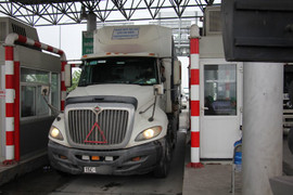 Tài xế container không mua vé, đạp barie, đỗ xe trong trạm BOT Tiên Cựu ở Hải Phòng