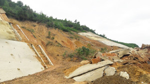 Tuyến cao tốc 11.500 tỷ đồng La Sơn - Túy Loan chưa hoàn thành đã sạt lở