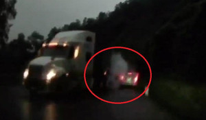 Clip: Container ôm cua tốc độ cực cao, đâm ô tô con thảm khốc