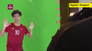 Clip: Công Phượng siêu nhí nhố trong buổi chụp hình của đội tuyển