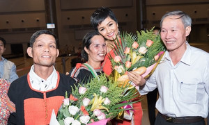 H’Hen Niê xúc động trở về quê nhà Đắk Lắk sau thành tích top 5 Hoa hậu Hoàn vũ