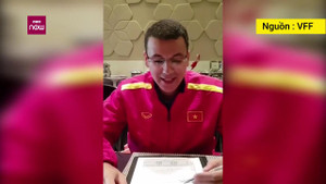 Clip: HLV thể lực đội tuyển tập hát quốc ca Việt Nam