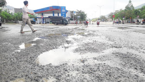 Người dân chặn xe tải cày nát mặt đường gây ô nhiễm, tai nạn ở Đà Nẵng