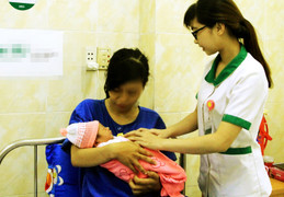 Thai nhi ngôi ngược lọt nửa người ra ngoài được cứu kịp thời