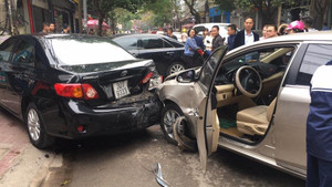 Sau va chạm với xe máy, ủi tiếp một xe ô tô khiến người đi bộ tháo chạy