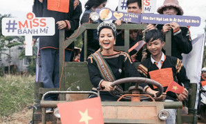 Hoa hậu Hoàn vũ H’Hen Niê giản dị ngồi xe công nông về thăm bản làng