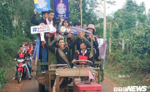 Hoa hậu H'Hen Niê cưỡi công nông về bản, bật khóc chia sẻ khó khăn với buôn làng