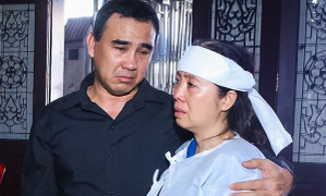 Quyền Linh, Anh Đức bật khóc khi đến viếng diễn viên Mạnh Tràng