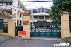 Video: Tòa đọc quyết định hoãn xét xử vụ án sự cố chạy thận làm 9 người chết ở Hòa Bình