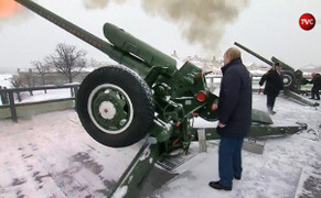 Video: Tổng thống Putin đích thân bắn pháo mừng Giáng sinh