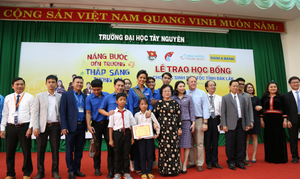 Nguyên Phó Chủ tịch nước cùng hoa hậu H'Hen Niê trao quà cho học sinh, sinh viên