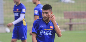 Video: Tuyển Việt Nam xếp hàng vỗ tay, xoa đầu tiễn Đinh Thanh Bình về nước