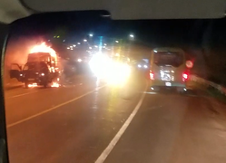 Xe tải bốc cháy dữ dội ở đường dẫn vào hầm Hải Vân