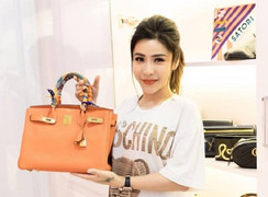 Á khôi Mai Diệu Linh khoe tủ đồ hàng hiệu giá trị 'khủng'