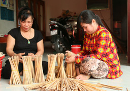 Xóm đũa tre 'nói không với hóa chất' ở miền Tây nhộn nhịp trước Tết Nguyên đán