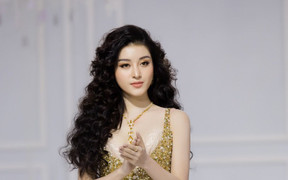 Á hậu Huyền My khoe vòng một gợi cảm trên sàn catwalk